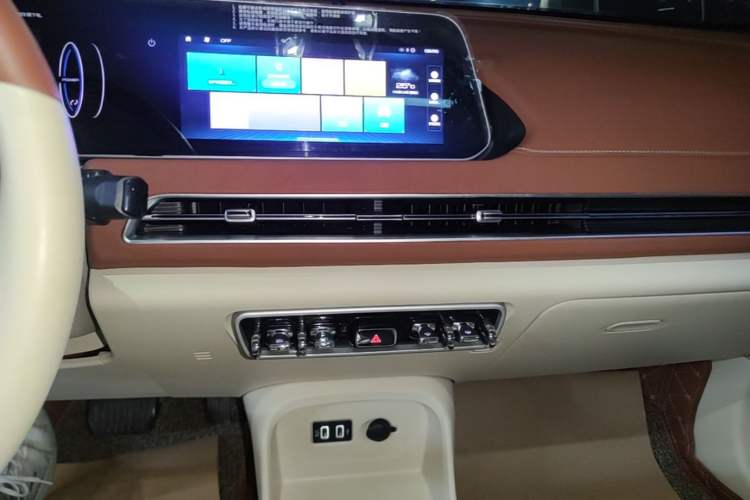 Used ORA Good Cat 2021 400km Standard Range Athena Edition Lithium-Ion Battery Audio And AC Panel