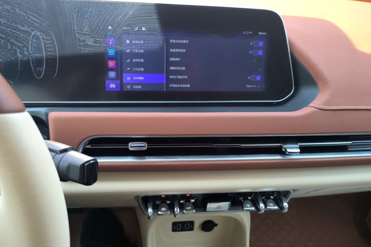 Used ORA Good Cat 2021 500km Long-Range Poseidon Edition Lithium-Ion Battery Audio And AC Panel