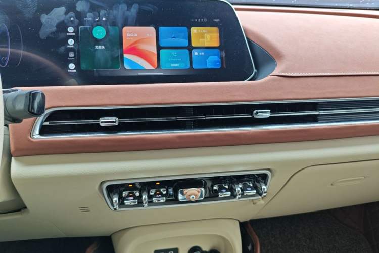 Used ORA Good Cat 2021 400km Standard Range Venus Edition Lithium-Ion Battery Audio And AC Panel