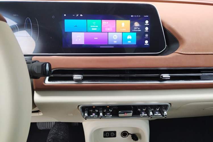 Used ORA Good Cat 2021 500km Long-Range Poseidon Edition Lithium-Ion Battery Audio And AC Panel