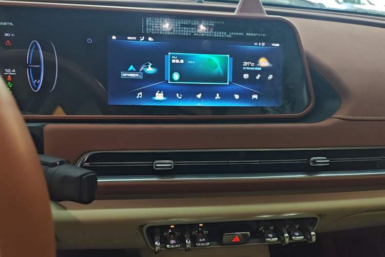 Used ORA Good Cat 2021 400km Standard Range Athena Edition Lithium-Ion Battery Audio And AC Panel