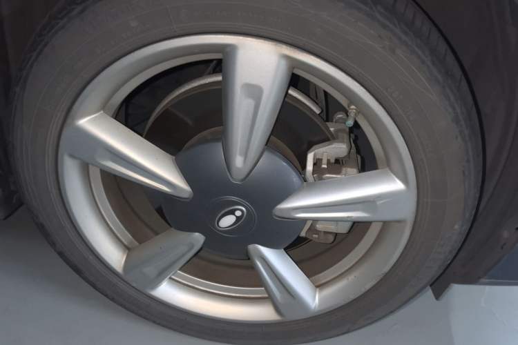 Used ORA Good Cat 2021 400km Standard Range Athena Edition Lithium Iron Phosphate Right Front Wheel Hub