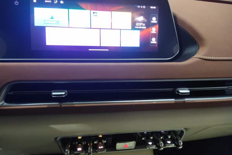 Used ORA Good Cat 2021 400km Standard Range Athena Edition Lithium-Ion Battery Audio And AC Panel