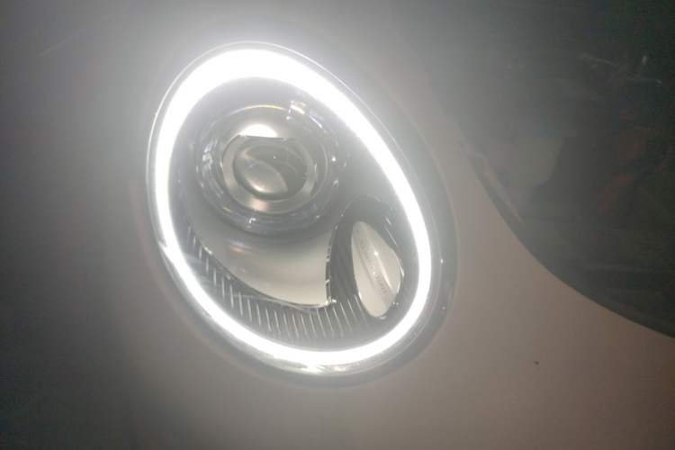 Used ORA Good Cat 2021 400km Standard Range Athena Edition Lithium-Ion Battery Right Front Headlight