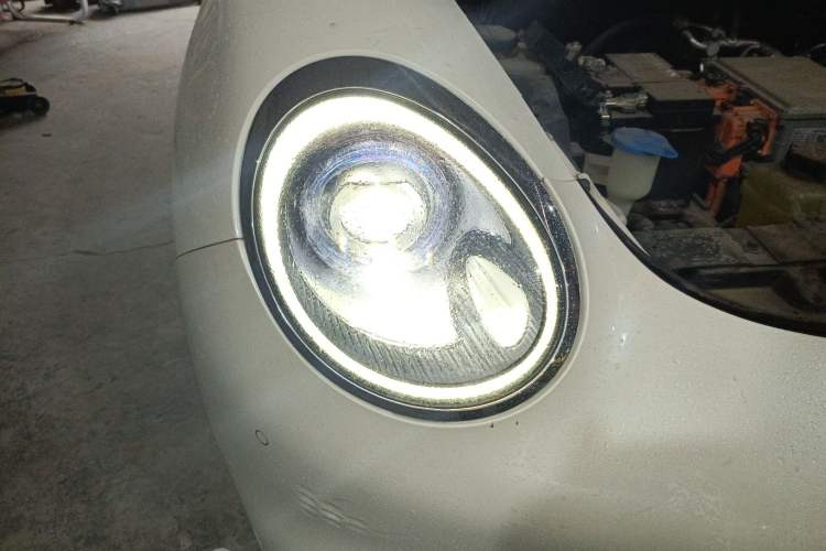 Used ORA Good Cat 2021 400km Standard Range Athena Edition Lithium-Ion Battery Right Front Headlight
