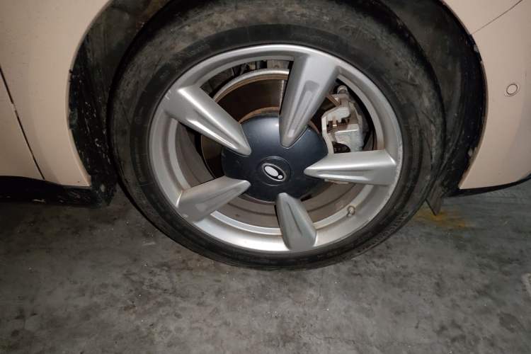 Used ORA Good Cat 2021 400km Standard Range Athena Edition Lithium Iron Phosphate Right Front Wheel Hub