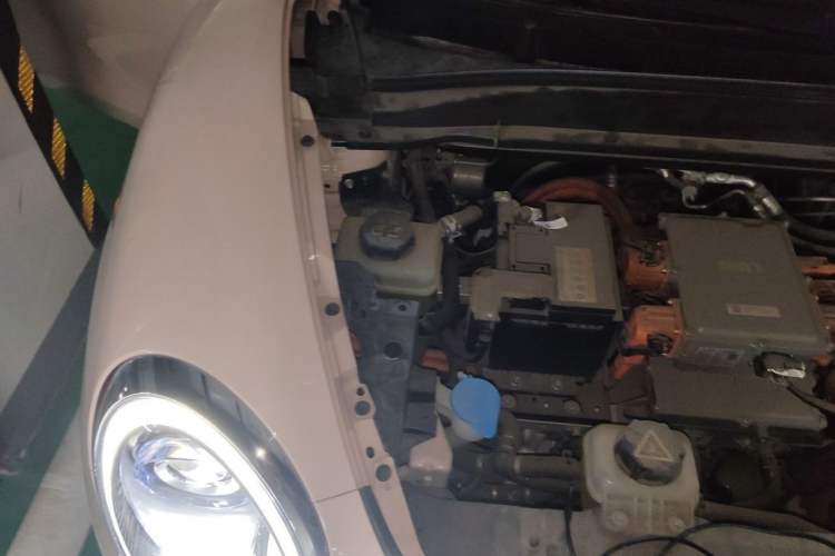 Used ORA Good Cat 2021 500km Long-Range Poseidon Edition Lithium-Ion Battery Engine Bay Right