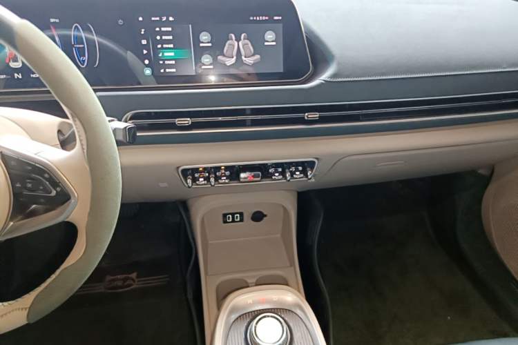 Used ORA Good Cat 2021 500km Long-Range Poseidon Edition Lithium-Ion Battery Audio And AC Panel