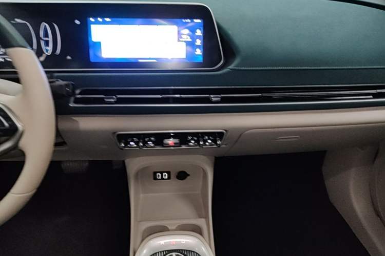 Used ORA Good Cat 2021 400km Standard Range Venus Edition Lithium-Ion Battery Audio And AC Panel