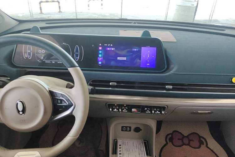 Used ORA Good Cat 2021 400km Standard Range Venus Edition Lithium-Ion Battery Audio And AC Panel