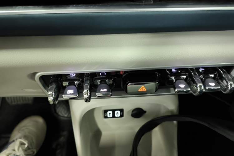 Used ORA Good Cat 2021 400km Standard Range Athena Edition Lithium-Ion Battery Audio And AC Panel