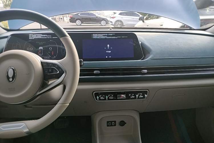 Used ORA Good Cat 2021 400km Standard Range Venus Edition Lithium-Ion Battery Audio And AC Panel