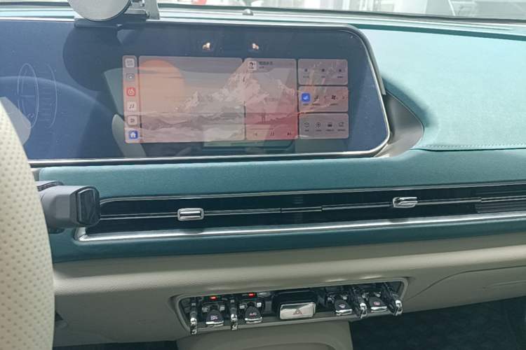 Used ORA Good Cat 2021 400km Standard Range Venus Edition Lithium-Ion Battery Audio And AC Panel