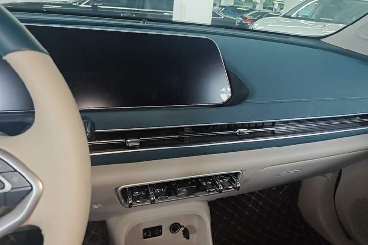 Used ORA Good Cat 2021 400km Standard Range Venus Edition Lithium-Ion Battery Audio And AC Panel