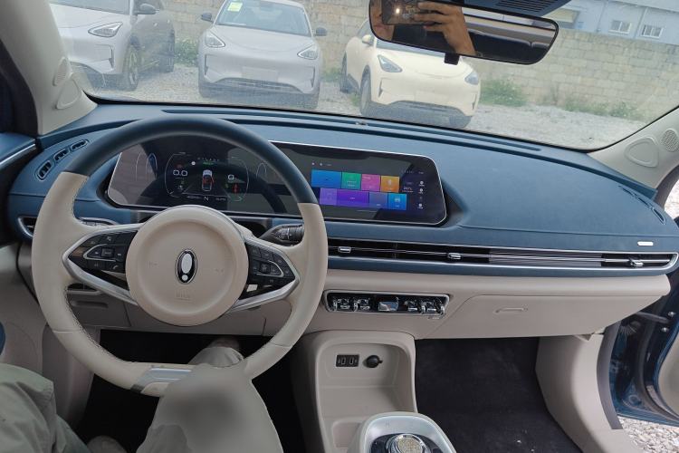 Used ORA Good Cat 2021 400km Standard Range Venus Edition Lithium-Ion Battery Center Console
