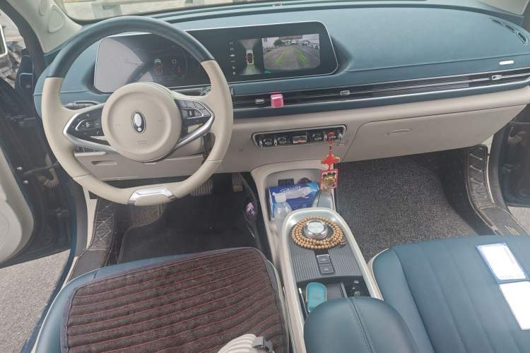 Used ORA Good Cat 2021 400km Standard Range Venus Edition Lithium-Ion Battery Center Console