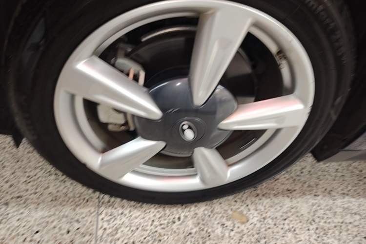 Used ORA Good Cat 2021 500km Long-Range Poseidon Edition Lithium-Ion Battery Left Front Wheel Hub