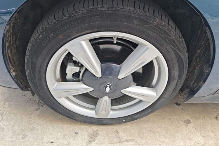 Used ORA Good Cat 2021 400km Standard Range Athena Edition Lithium Iron Phosphate Left Front Wheel Hub