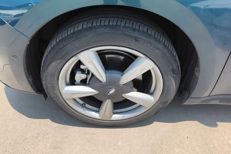 Used ORA Good Cat 2021 400km Standard Range Athena Edition Lithium-Ion Battery Left Front Wheel Hub