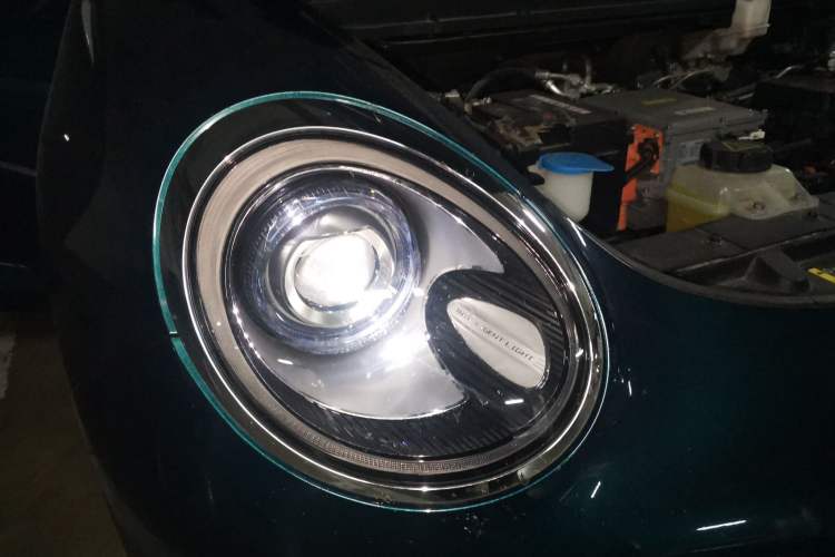 Used ORA Good Cat 2021 500km Long-Range Poseidon Edition Lithium-Ion Battery Right Front Headlight