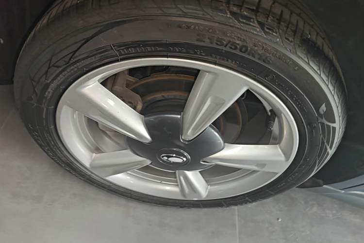 Used ORA Good Cat 2021 400km Standard Range Athena Edition Lithium-Ion Battery Right Rear Wheel Hub