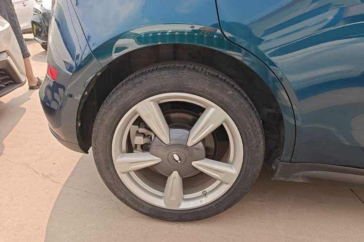 Used ORA Good Cat 2021 400km Standard Range Athena Edition Lithium-Ion Battery Right Rear Wheel Hub