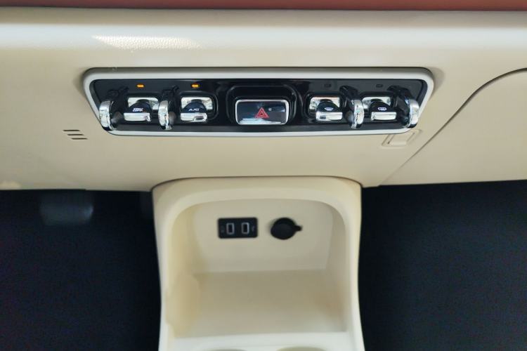 Used ORA Good Cat 2021 400km Standard Range Venus Edition Lithium-Ion Battery Interior 2