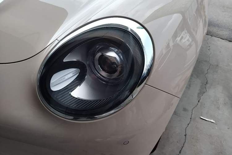 Used ORA Good Cat 2021 500km Long-Range Poseidon Edition Lithium-Ion Battery Left Front Headlight