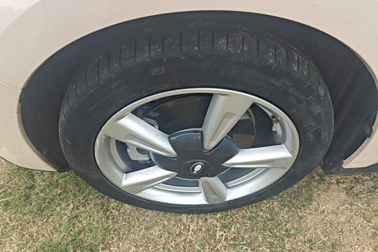 Used ORA Good Cat 2021 400km Standard Range Venus Edition Lithium-Ion Battery Left Front Wheel Hub