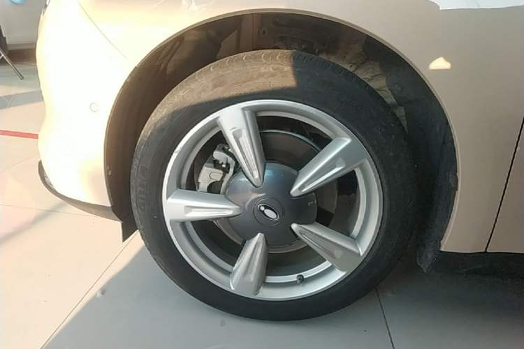 Used ORA Good Cat 2021 400km Standard Range Athena Edition Lithium-Ion Battery Left Front Wheel Hub