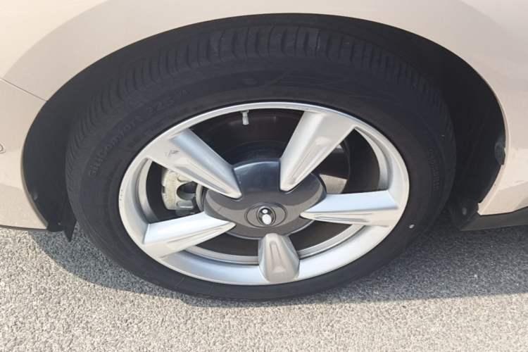 Used ORA Good Cat 2021 400km Standard Range Athena Edition Lithium-Ion Battery Left Front Wheel Hub