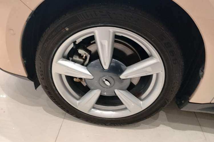 Used ORA Good Cat 2021 400km Standard Range Athena Edition Lithium Iron Phosphate Left Front Wheel Hub