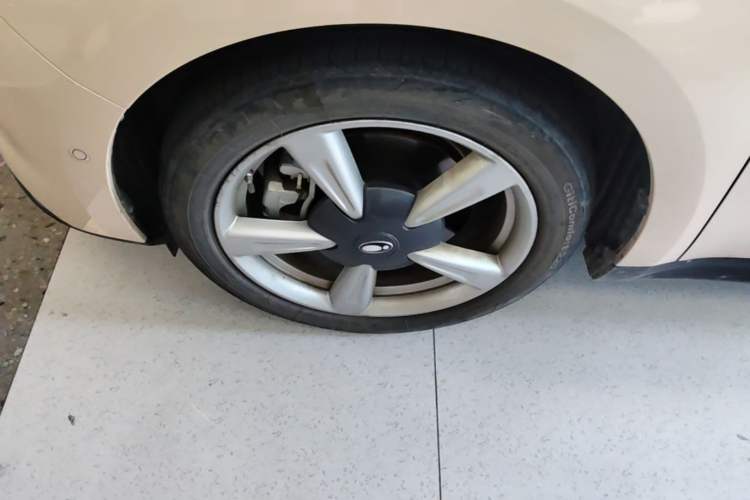 Used ORA Good Cat 2021 400km Standard Range Athena Edition Lithium Iron Phosphate Left Front Wheel Hub