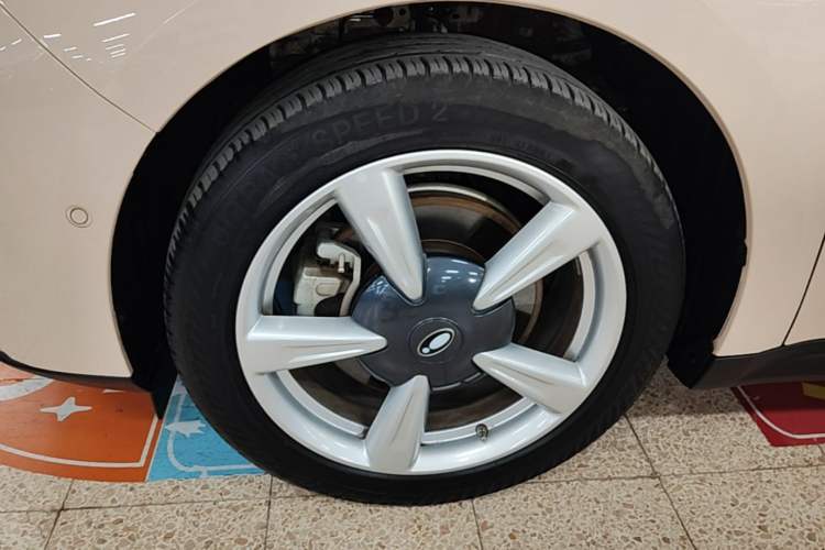 Used ORA Good Cat 2021 400km Standard Range Athena Edition Lithium Iron Phosphate Left Front Wheel Hub