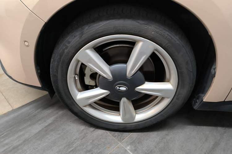 Used ORA Good Cat 2021 400km Standard Range Athena Edition Lithium Iron Phosphate Left Front Wheel Hub