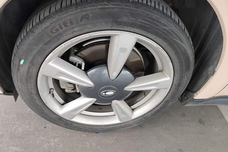 Used ORA Good Cat 2021 400km Standard Range Venus Edition Lithium-Ion Battery Left Front Wheel Hub