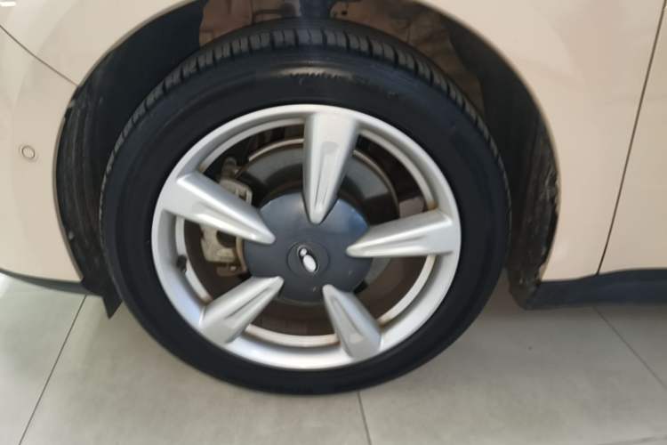Used ORA Good Cat 2021 400km Standard Range Athena Edition Lithium-Ion Battery Left Front Wheel Hub