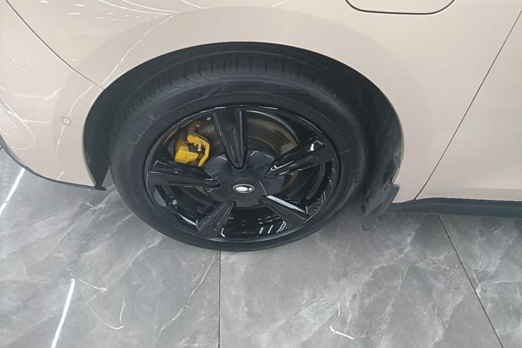 Used ORA Good Cat 2021 500km Long-Range Poseidon Edition Lithium-Ion Battery Left Front Wheel Hub