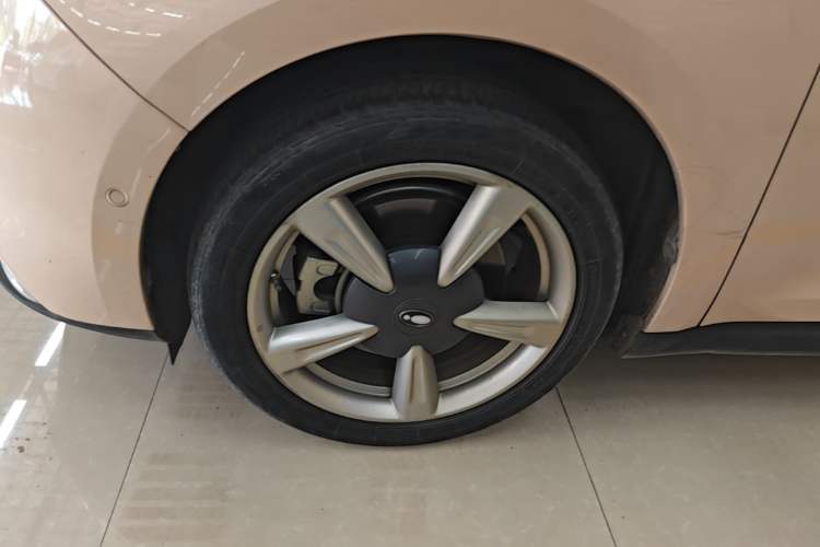 Used ORA Good Cat 2021 400km Standard Range Athena Edition Lithium-Ion Battery Left Front Wheel Hub