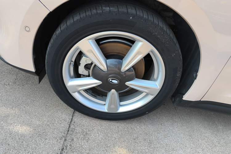 Used ORA Good Cat 2021 400km Standard Range Athena Edition Lithium Iron Phosphate Left Front Wheel Hub