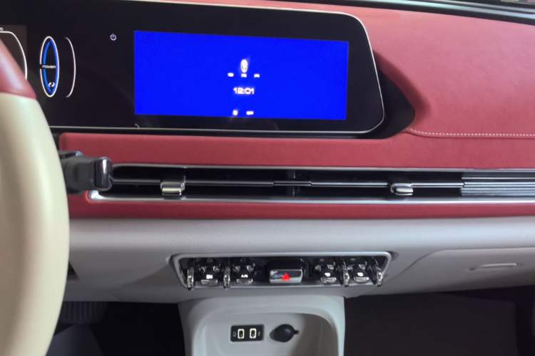 Used ORA Good Cat 2021 400km Standard Range Venus Edition Lithium-Ion Battery Audio And AC Panel