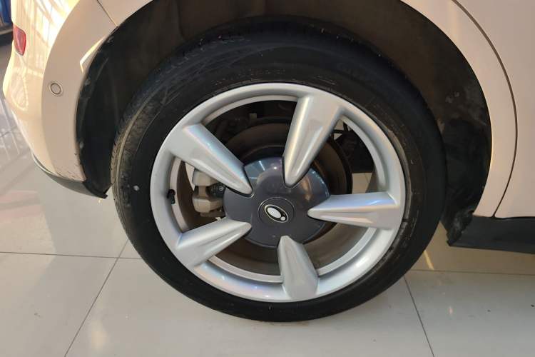 Used ORA Good Cat 2021 400km Standard Range Athena Edition Lithium-Ion Battery Right Rear Wheel Hub