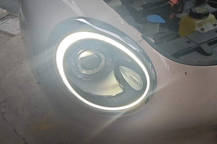 Used ORA Good Cat 2021 400km Standard Range Muse Edition Lithium-Ion Battery Right Front Headlight