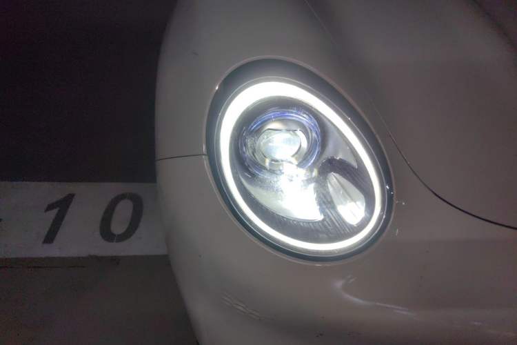 Used ORA Good Cat 2021 400km Standard Range Venus Edition Lithium-Ion Battery Right Front Headlight