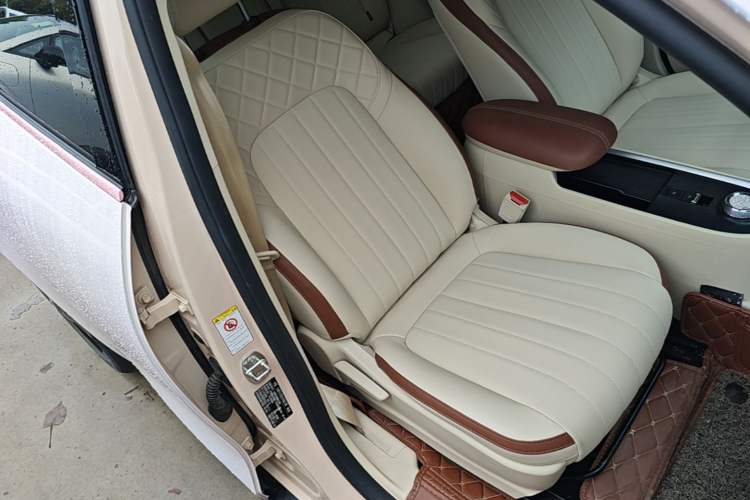 Used ORA Good Cat 2021 400km Standard Range Venus Edition Lithium-Ion Battery Right Front Seat