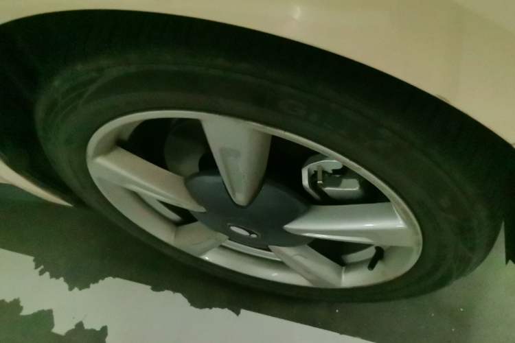 Used ORA Good Cat 2021 400km Standard Range Athena Edition Lithium Iron Phosphate Right Front Wheel Hub