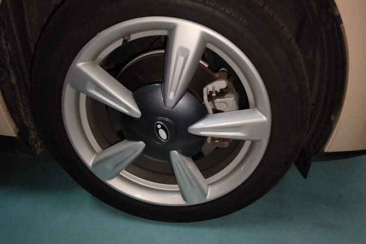 Used ORA Good Cat 2021 400km Standard Range Athena Edition Lithium-Ion Battery Right Front Wheel Hub