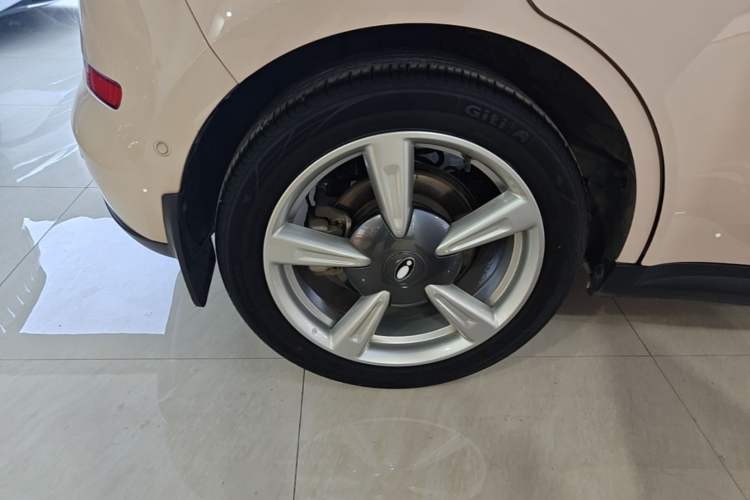Used ORA Good Cat 2021 400km Standard Range Athena Edition Lithium-Ion Battery Right Rear Wheel Hub