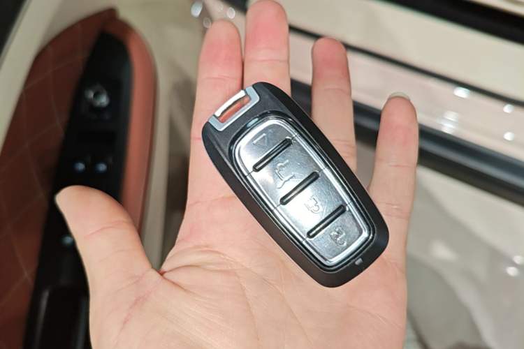 Used ORA Good Cat 2021 500km Long-Range Poseidon Edition Lithium-Ion Battery Vehicle Key