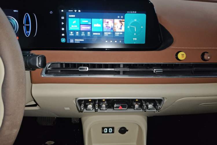 Used ORA Good Cat 2021 400km Standard Range Venus Edition Lithium-Ion Battery Audio And AC Panel